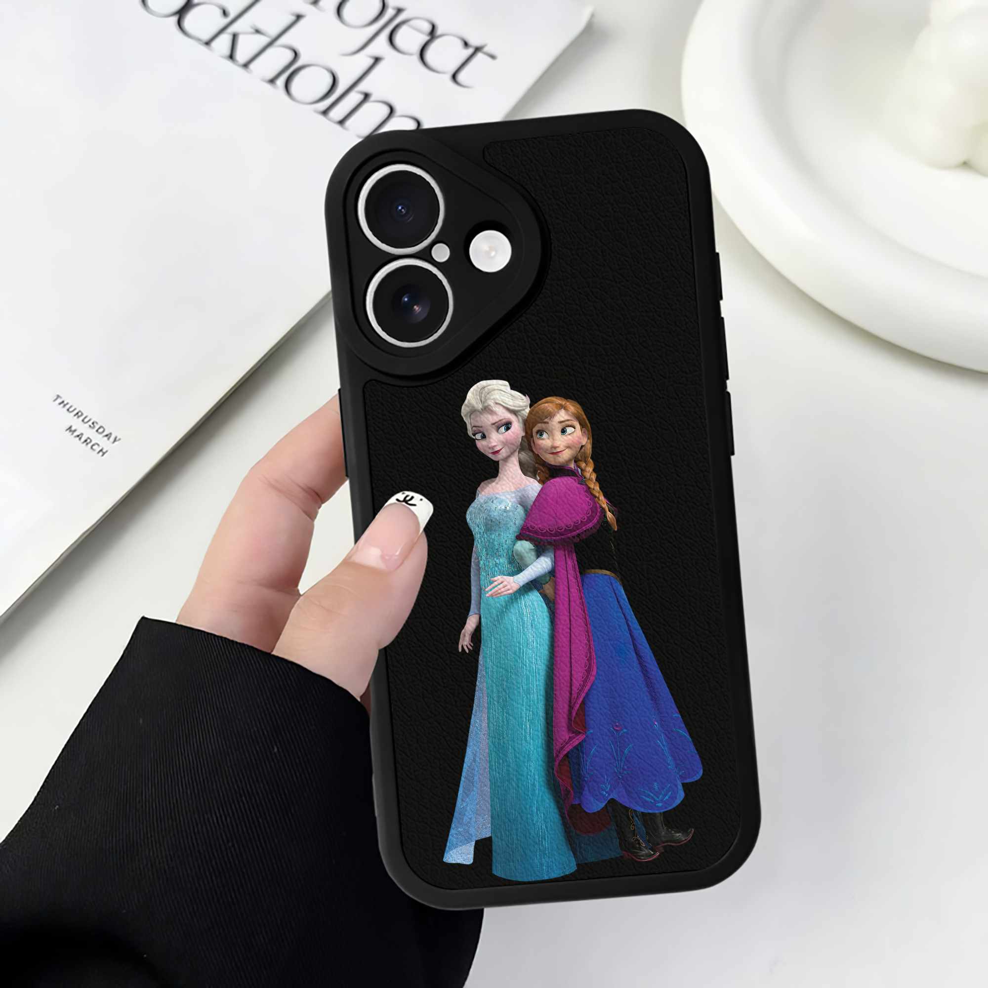 （画像用） アナと雪の女王 アンナ エルサ Frozen Anna Elsa 【iPhone 16シリーズ対応】シリコンスマホケース（レザー調） 材質：シリコン